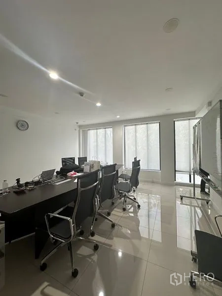 สำนักงานที่บ้าน ให้เช่าในPhra Khanong, Bangkok - ห้องประชุม โต๊ะยาว เก้าอี้สำนักงาน และหน้าต่างเต็มบาน