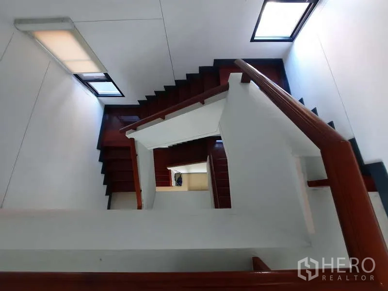 สำนักงานที่บ้าน ให้เช่าในHuai Khwang, Bangkok - มุมมองจากด้านบนของโถงบันได ขั้นบันไดไม้และราวจับไม้