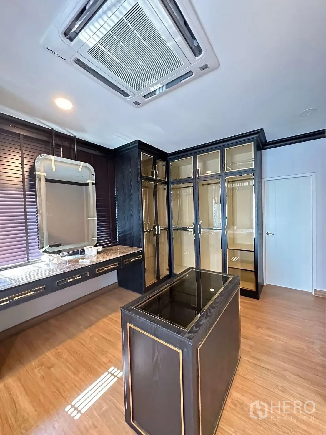 บ้านเดี่ยว for rent in Bang Phli, Samut Prakan - มุมมองอีกด้านของห้องแต่งตัว ตู้บิลท์อินและพื้นไม้