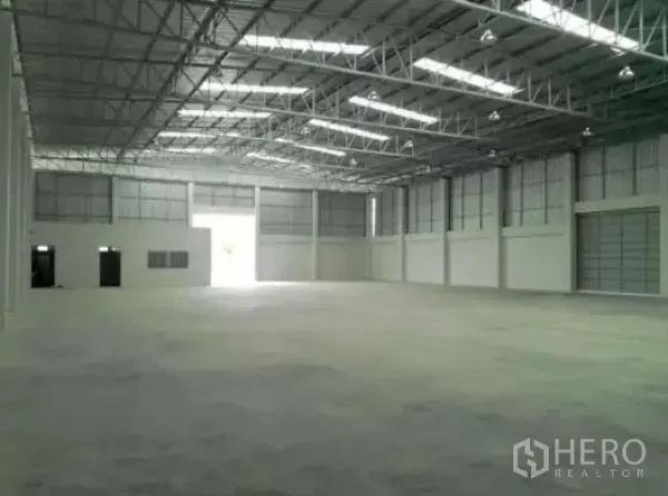 คลังสินค้า ให้เช่าในPathum Thani - ภายในโกดังโล่ง เพดานทรัสส์เหล็กสูง มีช่องแสง และพื้นคอนกรีตเรียบ