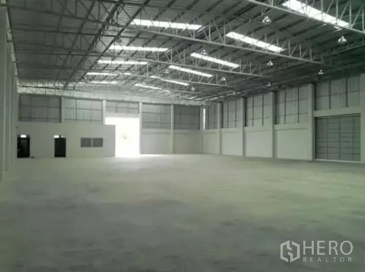คลังสินค้า ให้เช่าในPathum Thani - ภายในโกดังโล่ง เพดานทรัสส์เหล็กสูง มีช่องแสง และพื้นคอนกรีตเรียบ