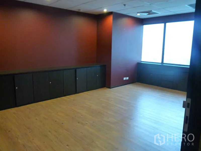 สำนักงาน ขายในWatthana, Bangkok - ห้องผู้บริหารมุมอาคาร ผนังสีแดง หน้าต่างบานใหญ่ และตู้เตี้ยบิวท์อิน