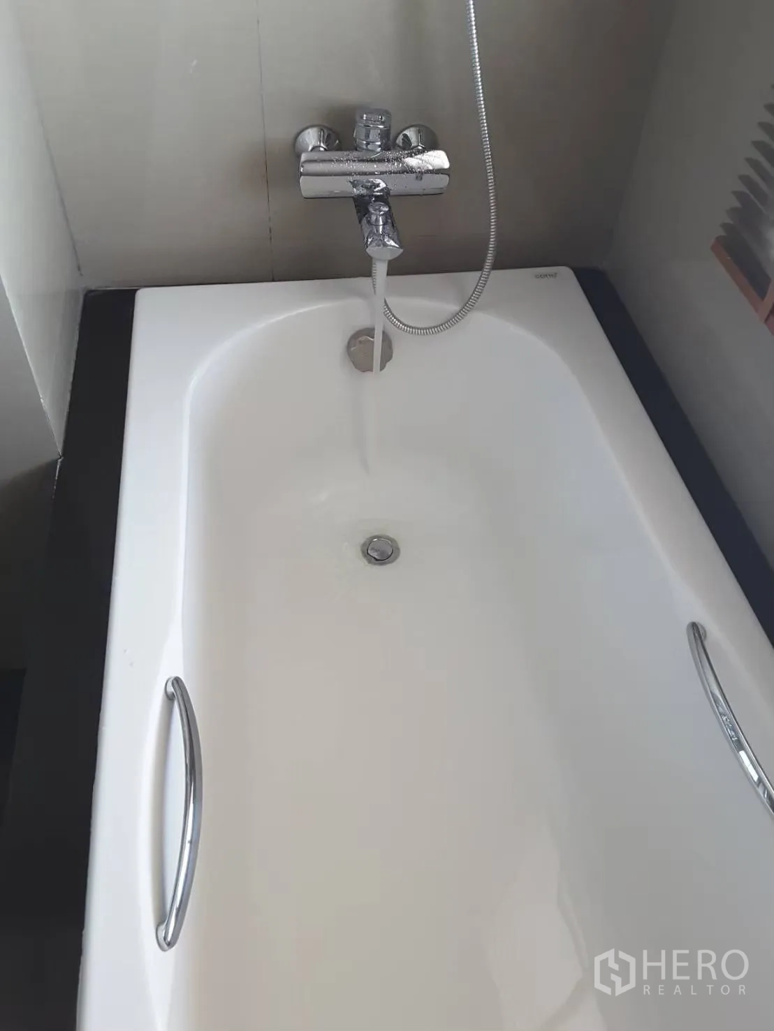 คอนโด ให้เช่าในKhlong Toei, Bangkok - อ่างอาบน้ำสีขาวพร้อมก๊อกน้ำโครเมียมและสายฝักบัว