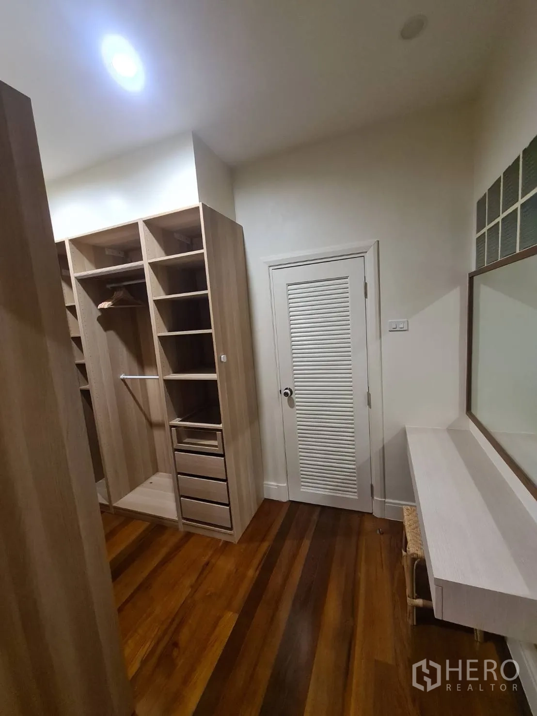 บ้าน ให้เช่าในKhlong Toei, Bangkok - ห้องแต่งตัวแบบวอล์กอิน ตู้และชั้นบิลต์อิน พร้อมโต๊ะเครื่องแป้ง