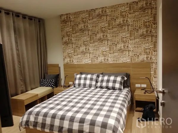 公寓 出租在Sathon, Bangkok - 采光良好的卧室，配遮光窗帘、双床头柜与几何图案墙纸。