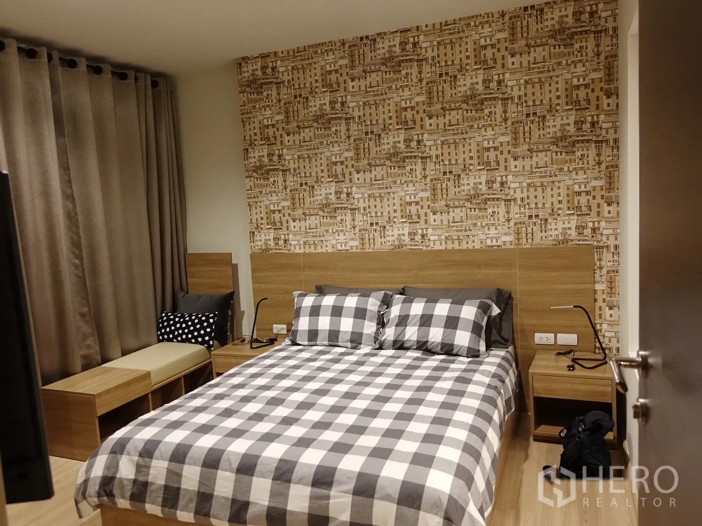 公寓 出租在Sathon, Bangkok - 采光良好的卧室，配遮光窗帘、双床头柜与几何图案墙纸。