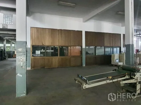 工厂 出售在Bang Khun Thian, Bangkok - 邦坤天曼谷厂房内，木质隔间办公区与输送设备的宽敞生产区