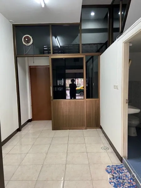 อาคารพาณิชย์ ให้เช่าในKhlong Toei, Bangkok - มุมมองด้านในเห็นประตูกระจก ห้องด้านหลัง และทางเข้าห้องน้ำ