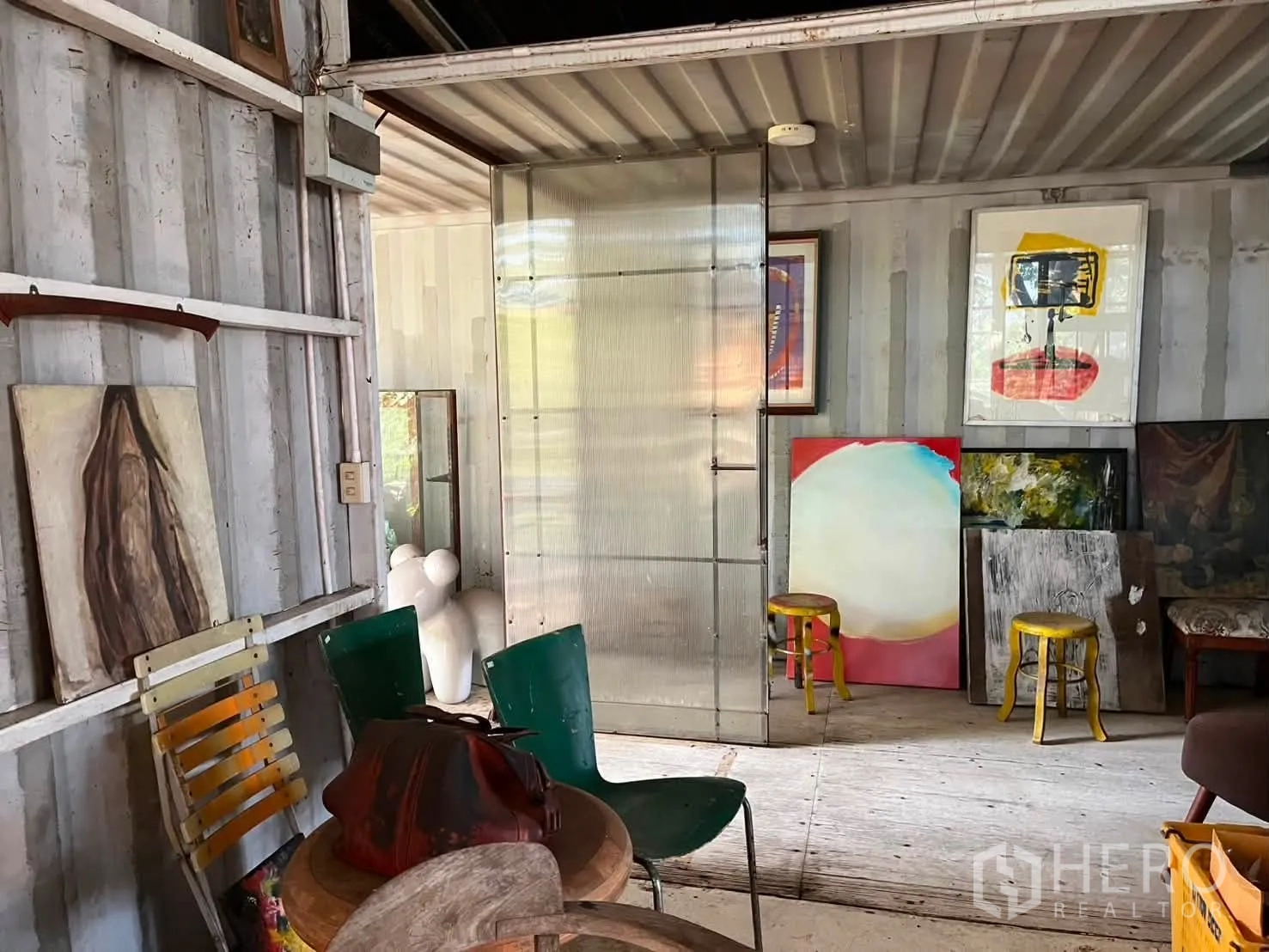 โกดัง for rent in Watthana, Bangkok - ห้องภายในผนังสไตล์คอนเทนเนอร์ จัดวางงานศิลป์และเฟอร์นิเจอร์