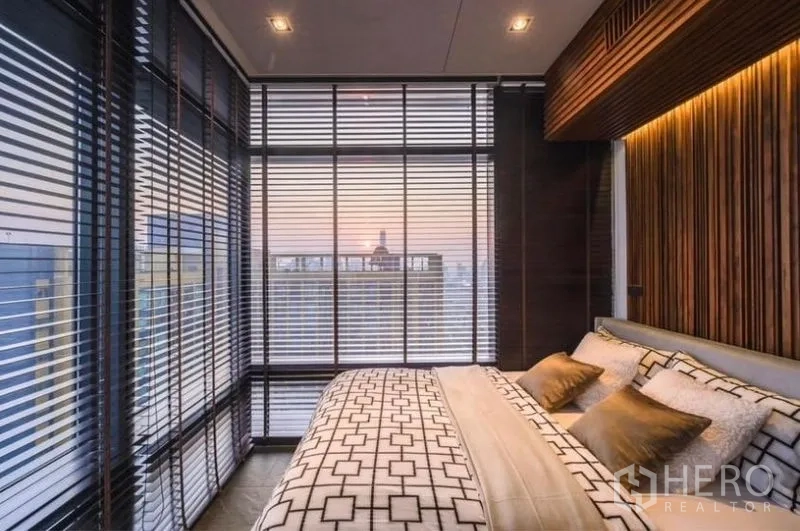 公寓 出租或出售 - 次卧，几何图案床品、木格栅墙与天际线景观。