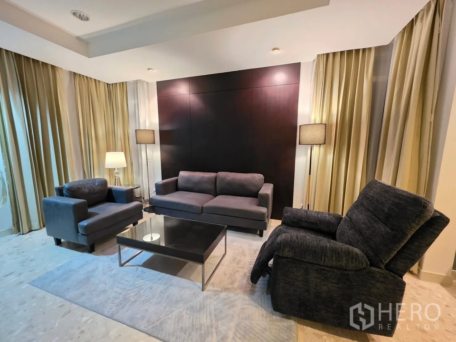 独栋房屋 for rent in Wang Thonglang, Bangkok - 客厅配沙发组合、躺椅、茶几与落地灯，窗帘高挑。