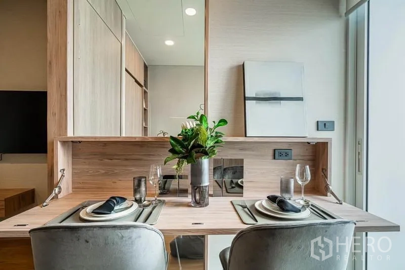 คอนโด ขายในKhlong Toei, Bangkok - มุมรับประทานอาหารขนาดกะทัดรัดสำหรับสองคน โต๊ะไม้พับได้ และฉากหลังกระจก