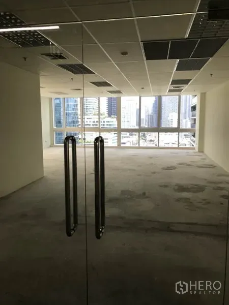 สำนักงาน ให้เช่าในKhlong Toei, Bangkok - มุมมองผ่านประตูกระจกสู่สำนักงานสว่างไสวพร้อมวิวเมือง