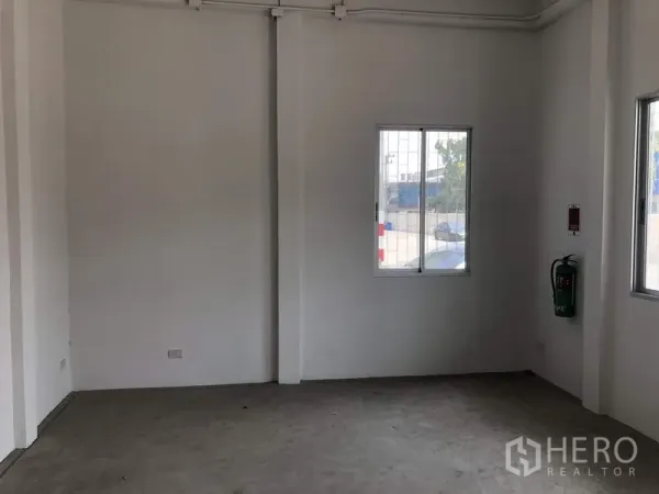 โรงงาน ให้เช่าในKhlong Luang, Pathum Thani - ห้องออฟฟิศทาสีขาว มีหน้าต่างและถังดับเพลิง
