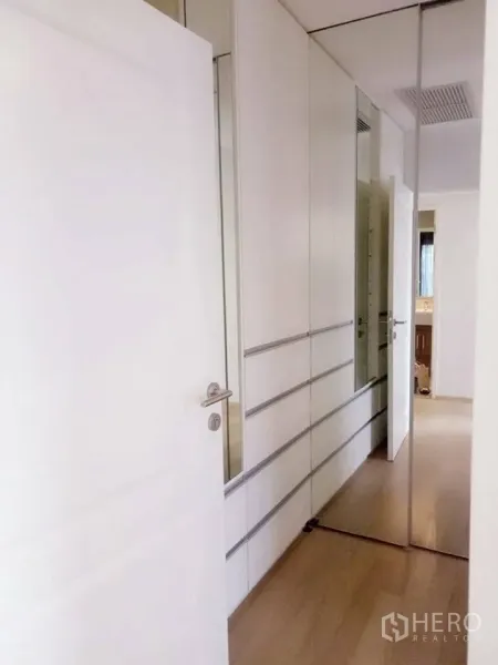 คอนโด ให้เช่าในBangkok - โถงทางเดินมีตู้บิลท์อินเต็มผนัง บานกระจกเงาและพื้นไม้