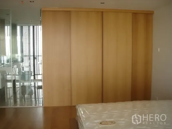 คอนโด ให้เช่าในSathon, Bangkok - ห้องนอนใหญ่ ตู้เสื้อผ้าไม้บานเลื่อน และทางเชื่อมเข้าห้องน้ำกระจก