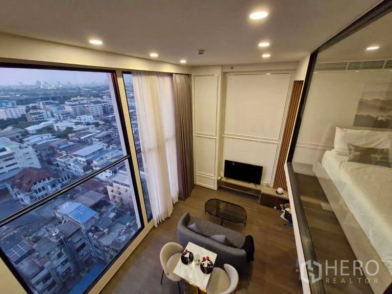 คอนโด ขายในRatchathewi, Bangkok - มุมมองจากชั้นลอยลงสู่ห้องนั่งเล่นและทิวทัศน์กรุงเทพฯ