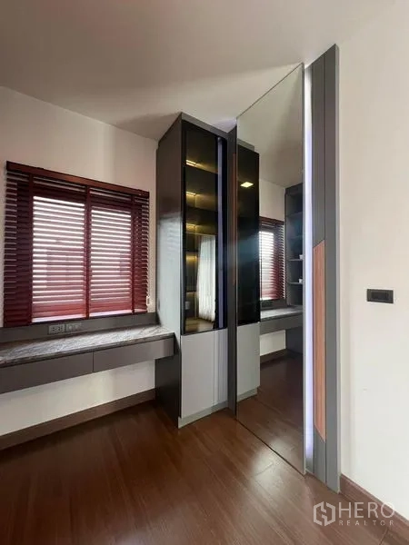 Detached House for rent or sale - Dressing area with mirrored wardrobe and window blinds.