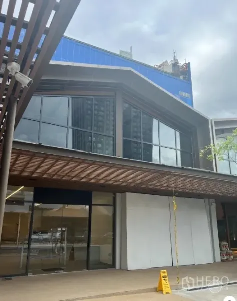 พื้นที่ขายปลีก ให้เช่า - อาคารค้าปลีกสไตล์โมเดิร์น พร้อมผนังกระจกขนาดใหญ่และทางเดินมีหลังคา ใกล้ BTS เอกมัย