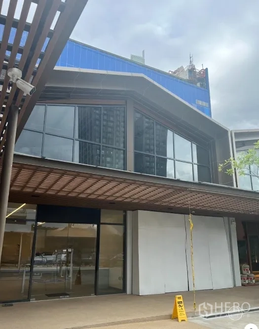 พื้นที่ขายปลีก ให้เช่า - อาคารค้าปลีกสไตล์โมเดิร์น พร้อมผนังกระจกขนาดใหญ่และทางเดินมีหลังคา ใกล้ BTS เอกมัย