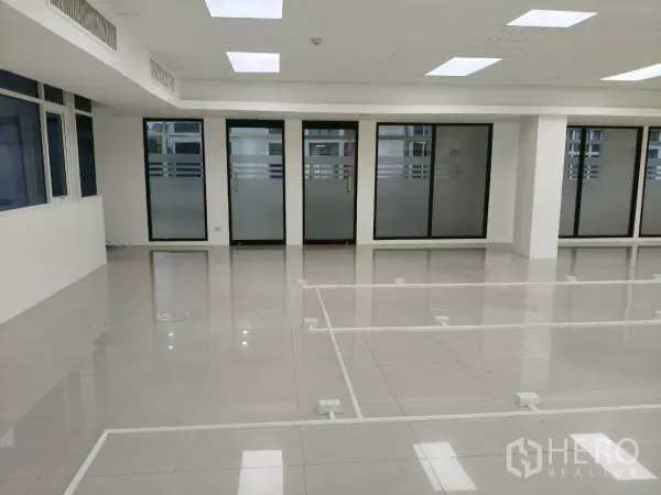 สำนักงาน ให้เช่าในChatuchak, Bangkok - พื้นที่ออฟฟิศเปิดโล่งสว่าง มีห้องกระจกฝ้าและพื้นกระเบื้องเงา