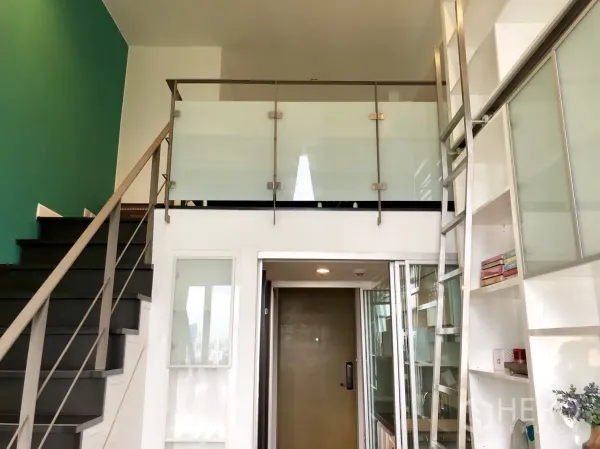 คอนโด ให้เช่าหรือขายในKhlong Toei, Bangkok - บันไดขึ้นชั้นลอยแบบลอฟท์ ราวกันตกกระจก และชั้นเก็บของเต็มผนัง