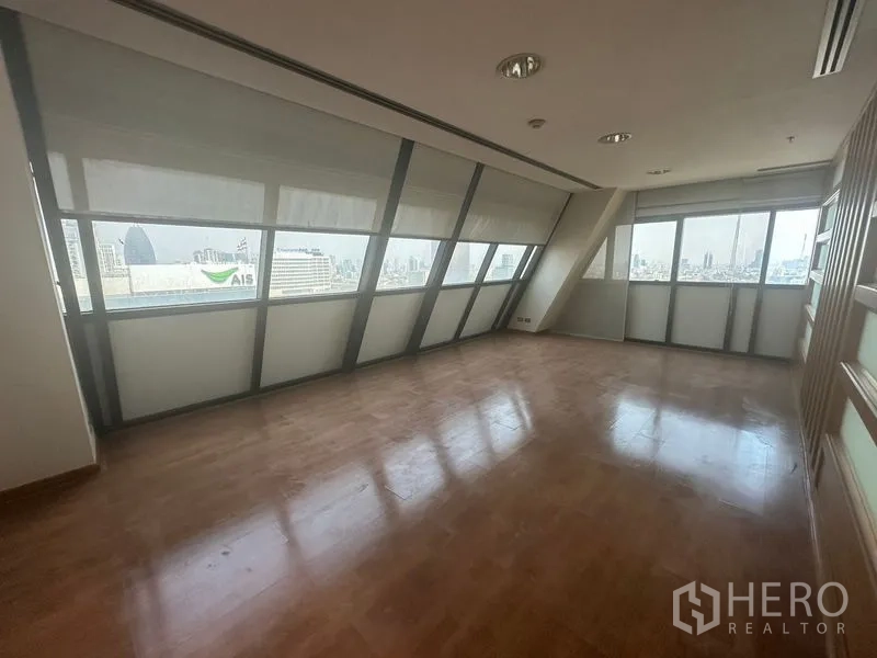 สำนักงาน ให้เช่าในPhaya Thai, Bangkok - ห้องทำงานส่วนตัวพื้นไม้ หน้าต่างเอียงมองเห็นสกายไลน์กรุงเทพฯ