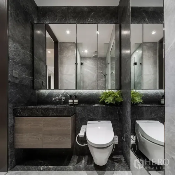 คอนโด ขายในPathum Wan, Bangkok - ห้องน้ำหินอ่อนสีเทา กระจกไฟซ่อน และโถสุขภัณฑ์อัตโนมัติ