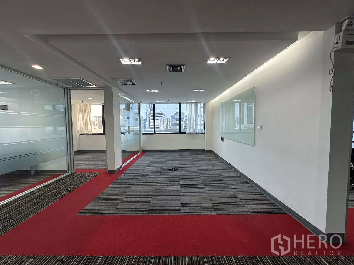 สำนักงาน ให้เช่าในWatthana, Bangkok - พื้นที่ทำงานแบบเปิด มีผนังกระจก ไวท์บอร์ด และวิวเมืองจากชั้นสูง