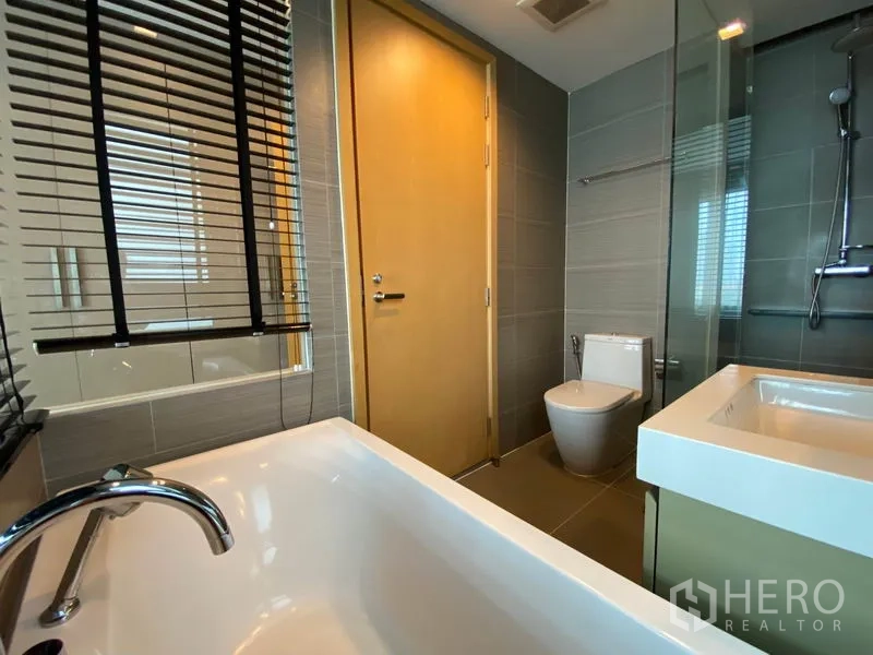 คอนโด ให้เช่าหรือขายในKhlong Toei, Bangkok - ห้องน้ำพร้อมอ่างอาบน้ำ ฝักบัวกระจกแยก โถสุขภัณฑ์ และอ่างล้างหน้าโมเดิร์น