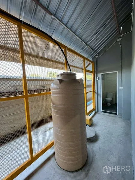 货栈 出租在Bang Phli, Samut Prakan - 通风走道中的米色大型蓄水罐