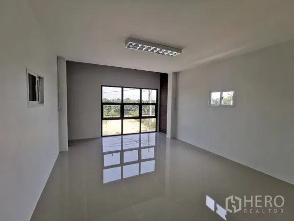 คลังสินค้า ให้เช่าในBang Kruai, Nonthaburi - ห้องออฟฟิศสว่าง พื้นกระเบื้องเงา หน้าต่างบานใหญ่และไฟ LED มองเห็นวิวต้นไม้