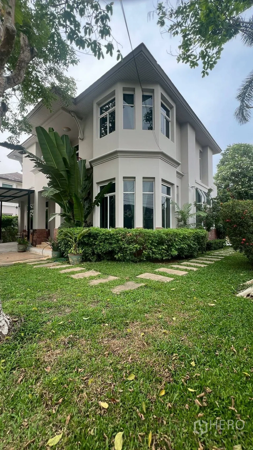 Detached House for rent in Lat Krabang, Bangkok - Two-storey detached house exterior with bay windows and lawn.
