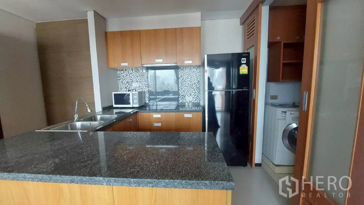 คอนโด ให้เช่าในKhlong San, Bangkok - ครัวสมัยใหม่พร้อมไอส์แลนด์หินกรานิต อ่างล้างจานคู่ ตู้ไม้ แผ่นโมเสก ตู้เย็น และมุมเครื่องซักผ้า