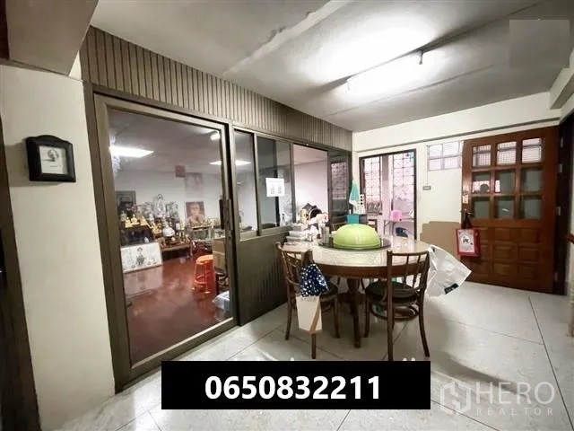 ทาวน์เฮาส์ ให้เช่าในSathon, Bangkok - อีกมุมของโถงรับประทานอาหาร ประตูกระจกบานเลื่อนและไฟสว่างทั่วห้อง