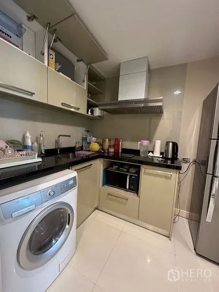 คอนโด ให้เช่าในKhlong Toei, Bangkok - ครัวรูปตัวแอลบิวท์อิน เคาน์เตอร์หิน พร้อมเครื่องซักผ้า เครื่องดูดควัน ไมโครเวฟ และตู้เย็น