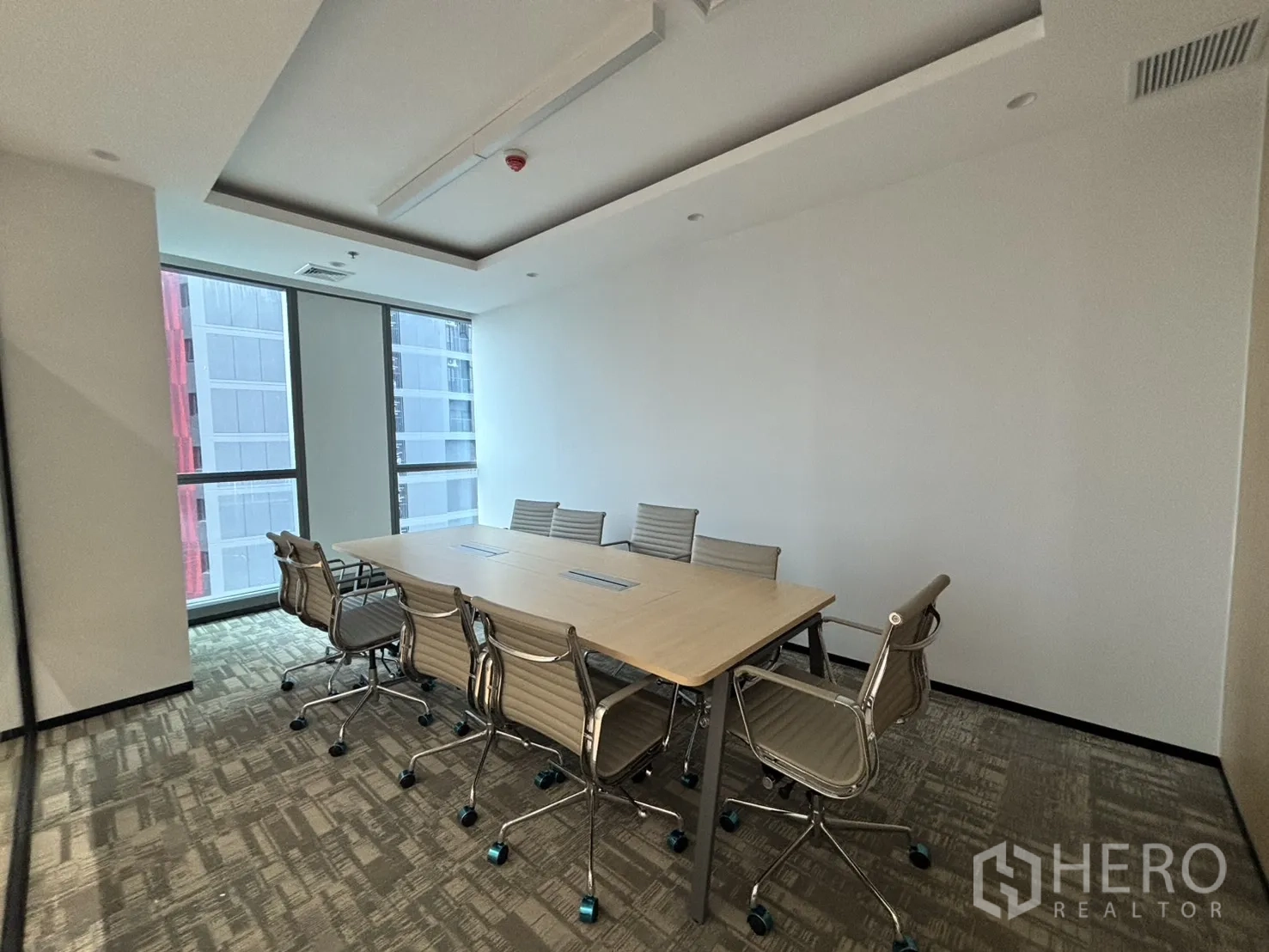 Office Space for rent in Huai Khwang, Bangkok - Boardroom with long table, swivel chairs and abundant natural light.