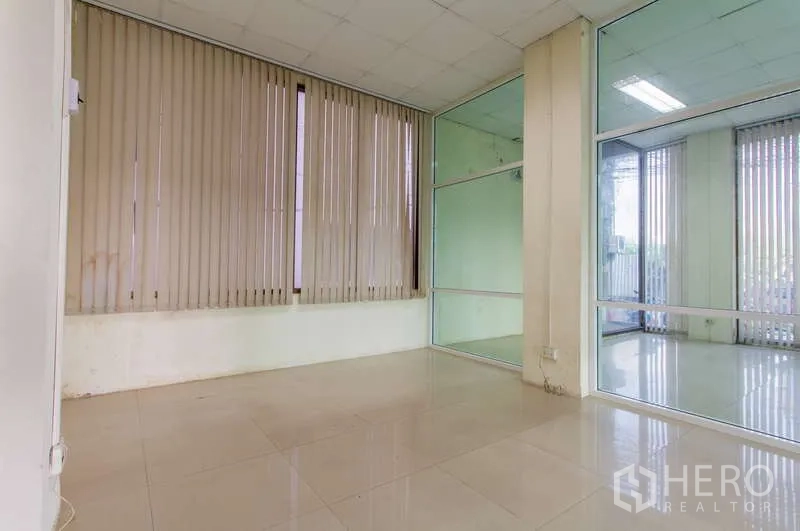 办公空间 出租或出售在Huai Khwang, Bangkok - 小型会议室，百叶帘与玻璃隔断，面向大厅。