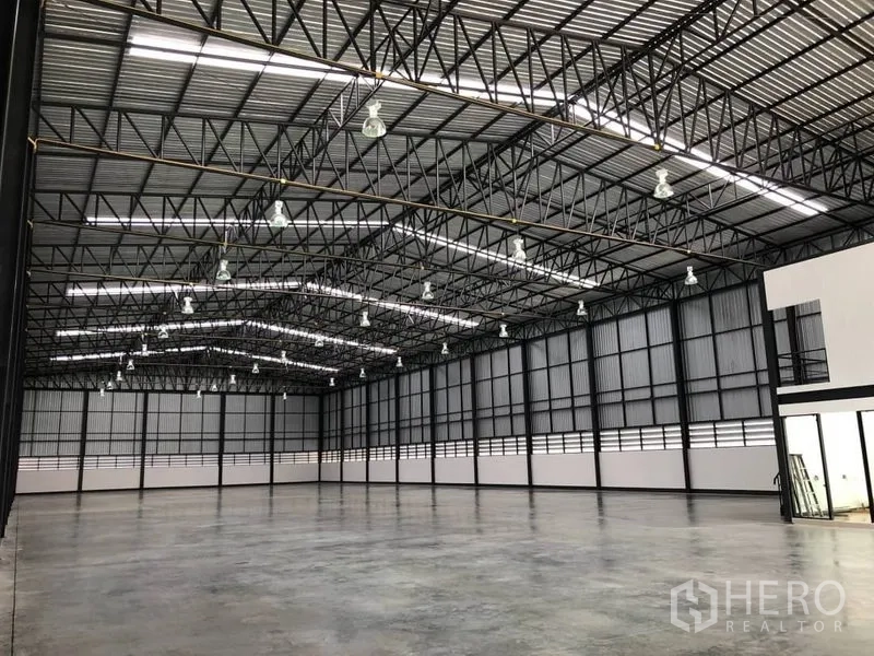 คลังสินค้า ให้เช่าในBang Phli, Samut Prakan - พื้นที่โกดังไร้เสา หลังคาเมทัลชีทและโคมไฟไฮเบย์ตลอดแนว