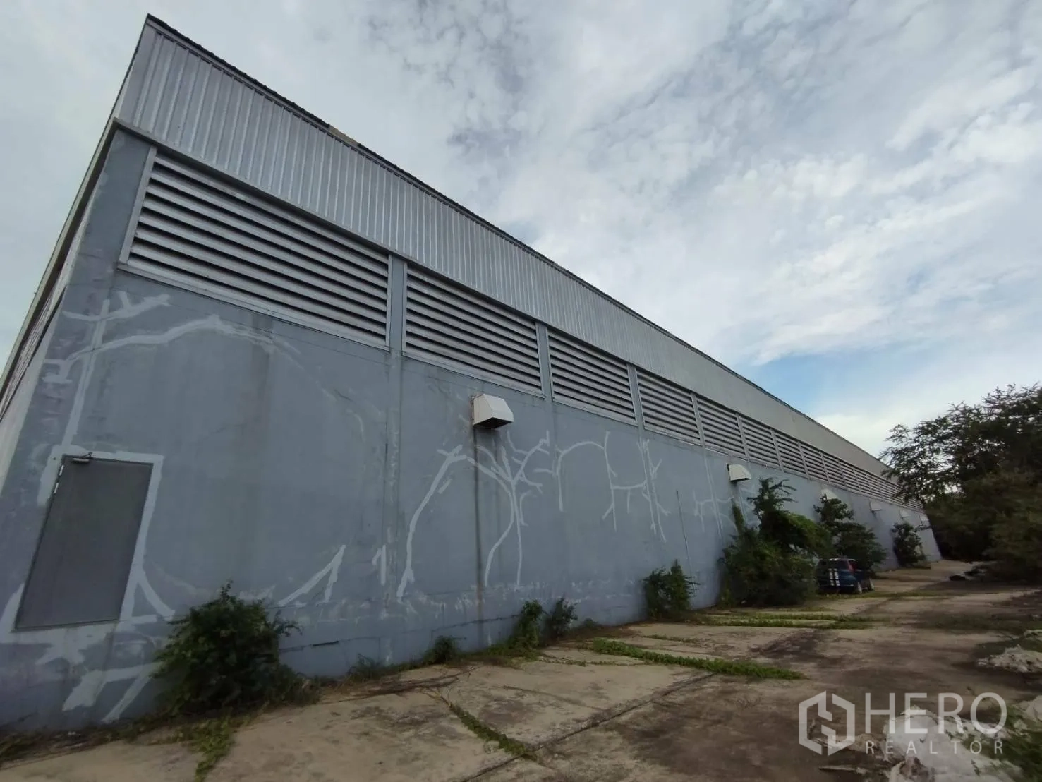 工厂 出租在Samut Prakan - 工业建筑侧立面，设通风百叶与后勤通道。