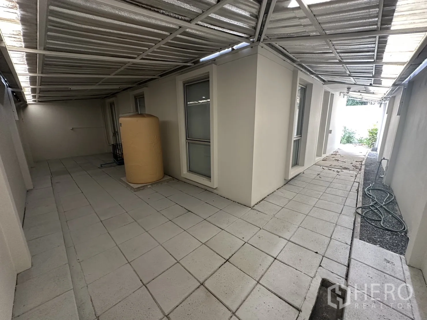 带办公室的家 出租在Phra Khanong, Bangkok - 带顶棚的侧院/家政区，地砖与水箱。