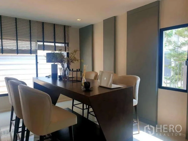 สำนักงานที่บ้าน ให้เช่าในBang Phli, Samut Prakan - มุมประชุมสว่าง โต๊ะไอแลนด์สูง เก้าอี้บาร์บุผ้า และหน้าต่างบานกว้าง