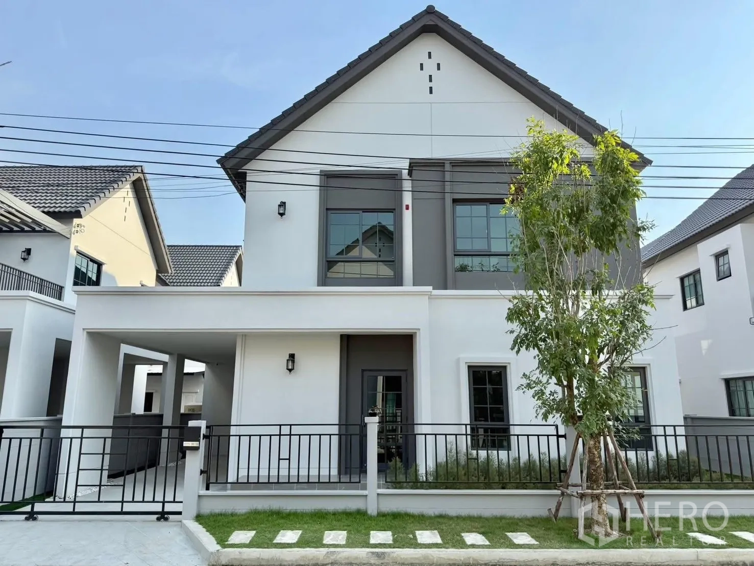 Detached House for rent in Bang Phli, Samut Prakan - Contemporary two-storey detached house exterior with carport, metal gate and small lawn in Bang Phli.