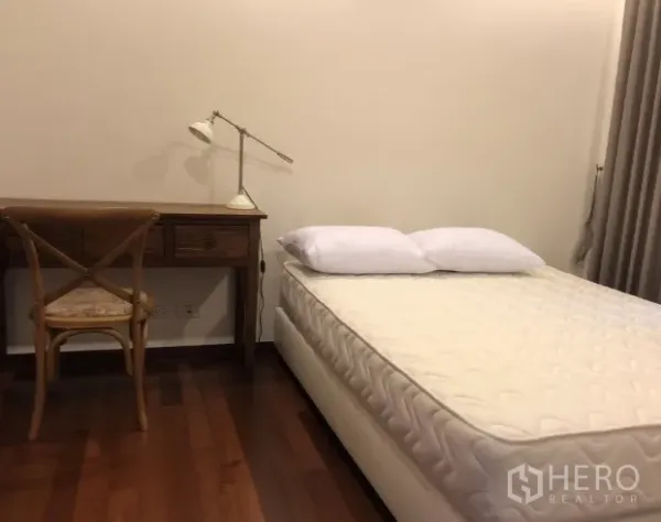 คอนโด ให้เช่าหรือขายในKhlong Toei, Bangkok - ห้องนอนอบอุ่นเตียงคู่ ม่านทึบ พร้อมโต๊ะทำงานและโคมไฟอ่านหนังสือ