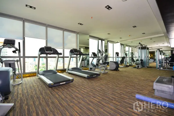 คอนโด ให้เช่าหรือขายในWatthana, Bangkok - ฟิตเนสพร้อมลู่วิ่ง จักรยาน และเครื่องเวท มองเห็นวิวสกายไลน์จากตึกสูง