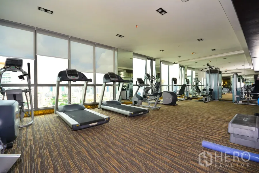 คอนโด ให้เช่าหรือขายในWatthana, Bangkok - ฟิตเนสพร้อมลู่วิ่ง จักรยาน และเครื่องเวท มองเห็นวิวสกายไลน์จากตึกสูง