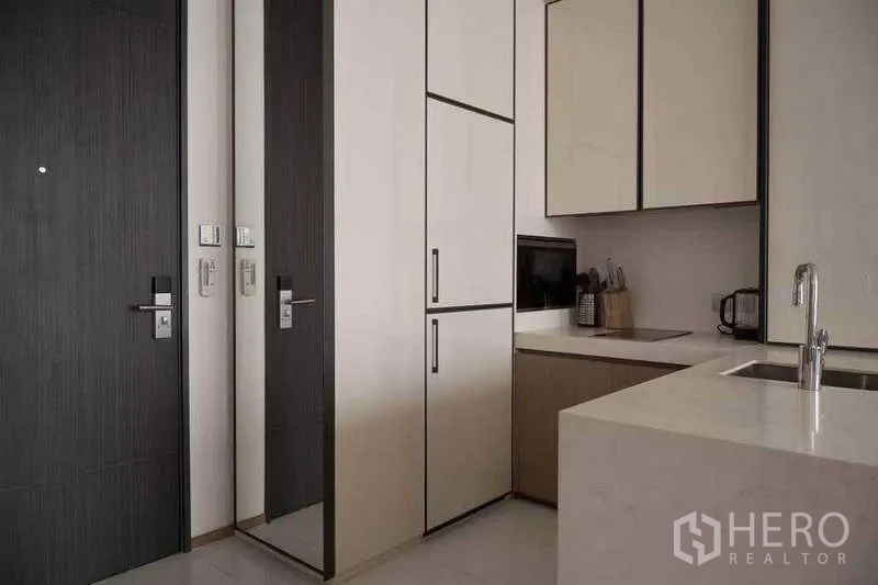 คอนโด ให้เช่าหรือขายในKhlong Toei, Bangkok - ครัวมุมกะทัดรัดพร้อมเครื่องใช้บิลท์อินและประตูสีเข้ม