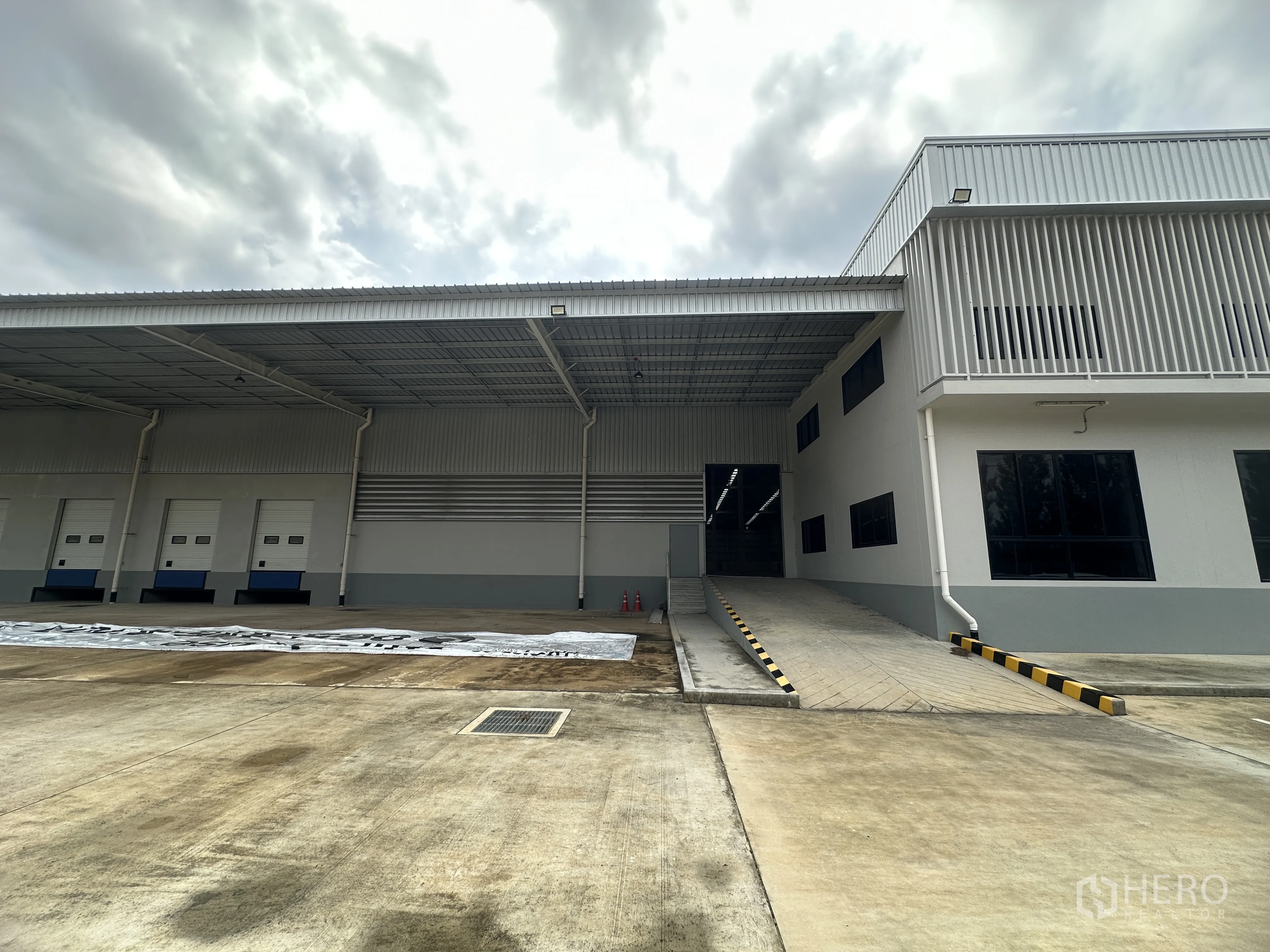 โกดัง for rent in Mueang Chon Buri, Chon Buri - ชานโหลดภายนอกมีหลังคาพร้อมทางลาดเข้าสู่ประตูโกดัง