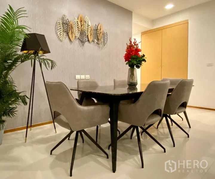 คอนโด ให้เช่าในKhlong Toei, Bangkok - พื้นที่ทานอาหารสไตล์โมเดิร์น โต๊ะหินอ่อน เก้าอี้บุนวม 6 ตัว โคมไฟยืน และงานศิลป์ลายใบไม้