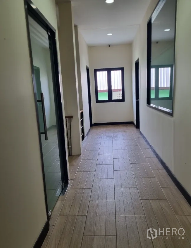 คลังสินค้า for sale in Bang Bon, Bangkok - โถงทางเดินชั้นบนสว่าง พื้นกระเบื้อง พร้อมประตูกระจกและหน้าต่าง